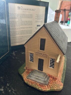 Williamsburg Durfey Shop Lighted House